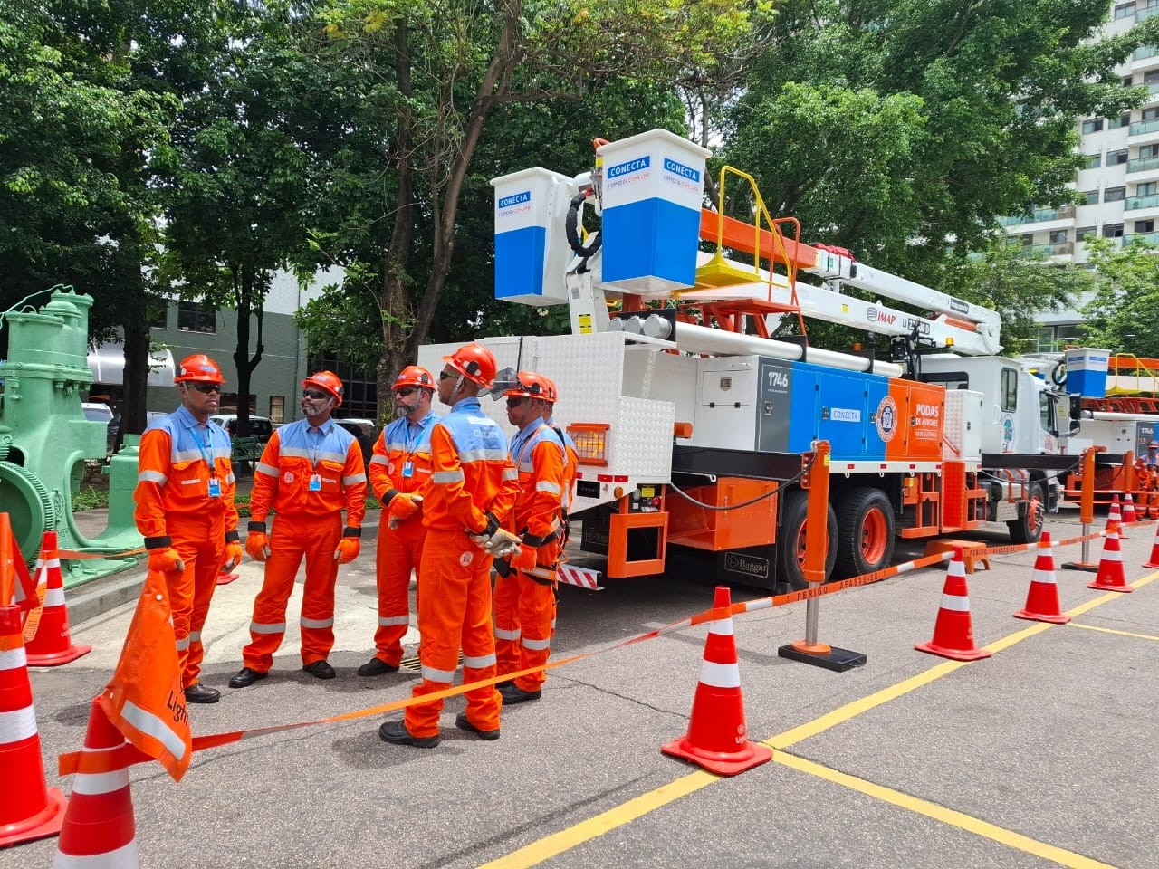 Comlurb e Light passam a operar com equipes que fazem podas de árvores sem necessidade de corte de energia elétrica