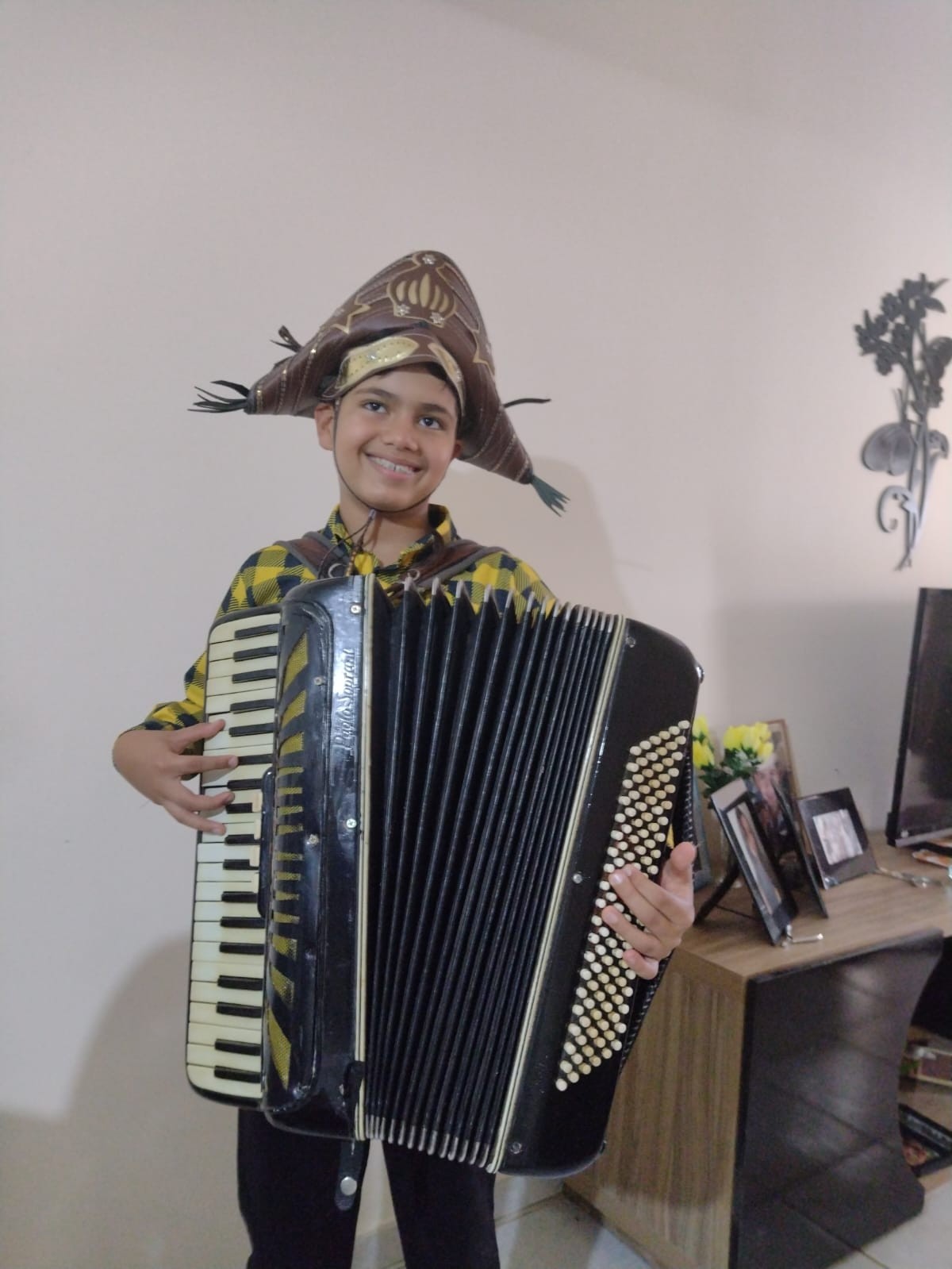 VÍDEOS: garoto se apaixonou por sanfona aos 5 anos e imitava Gonzagão com mochila da escola