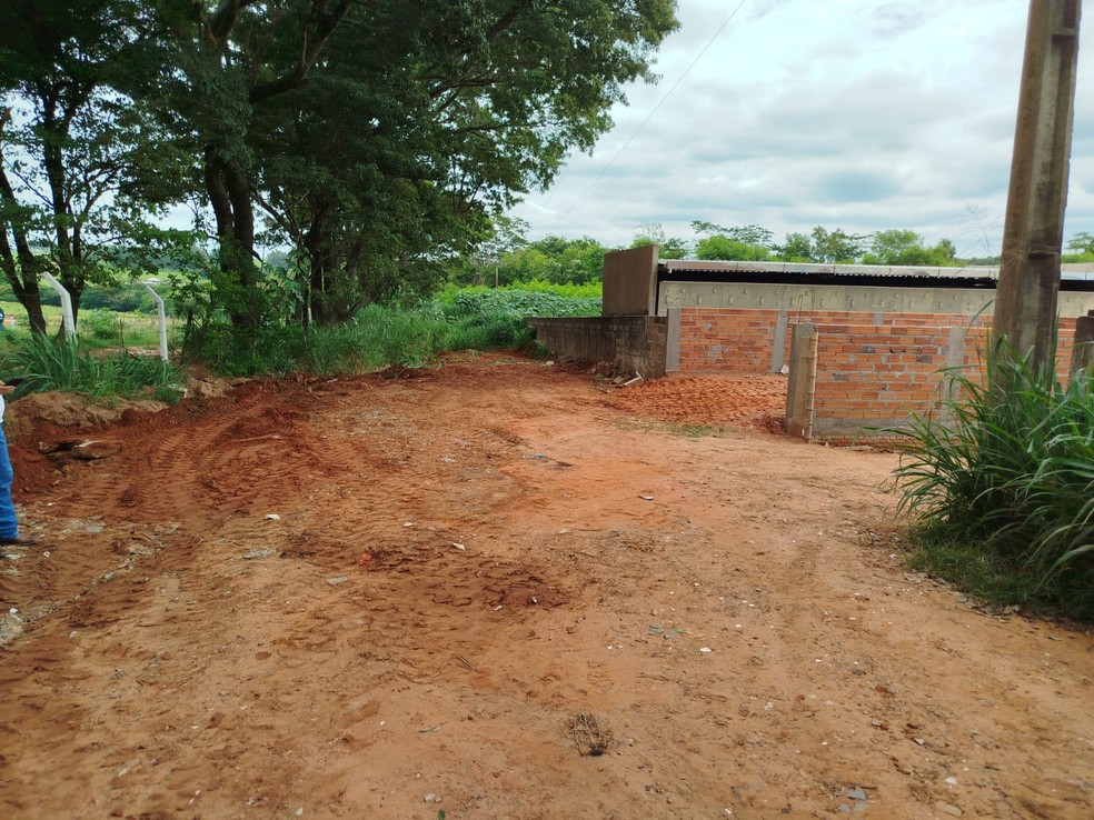 Descarte irregular de restos de roupas e caixões no Cemitério da Saudade em Adamantina (SP). Material foi retirado pela prefeitura — Foto: Reprodução/Prefeitura