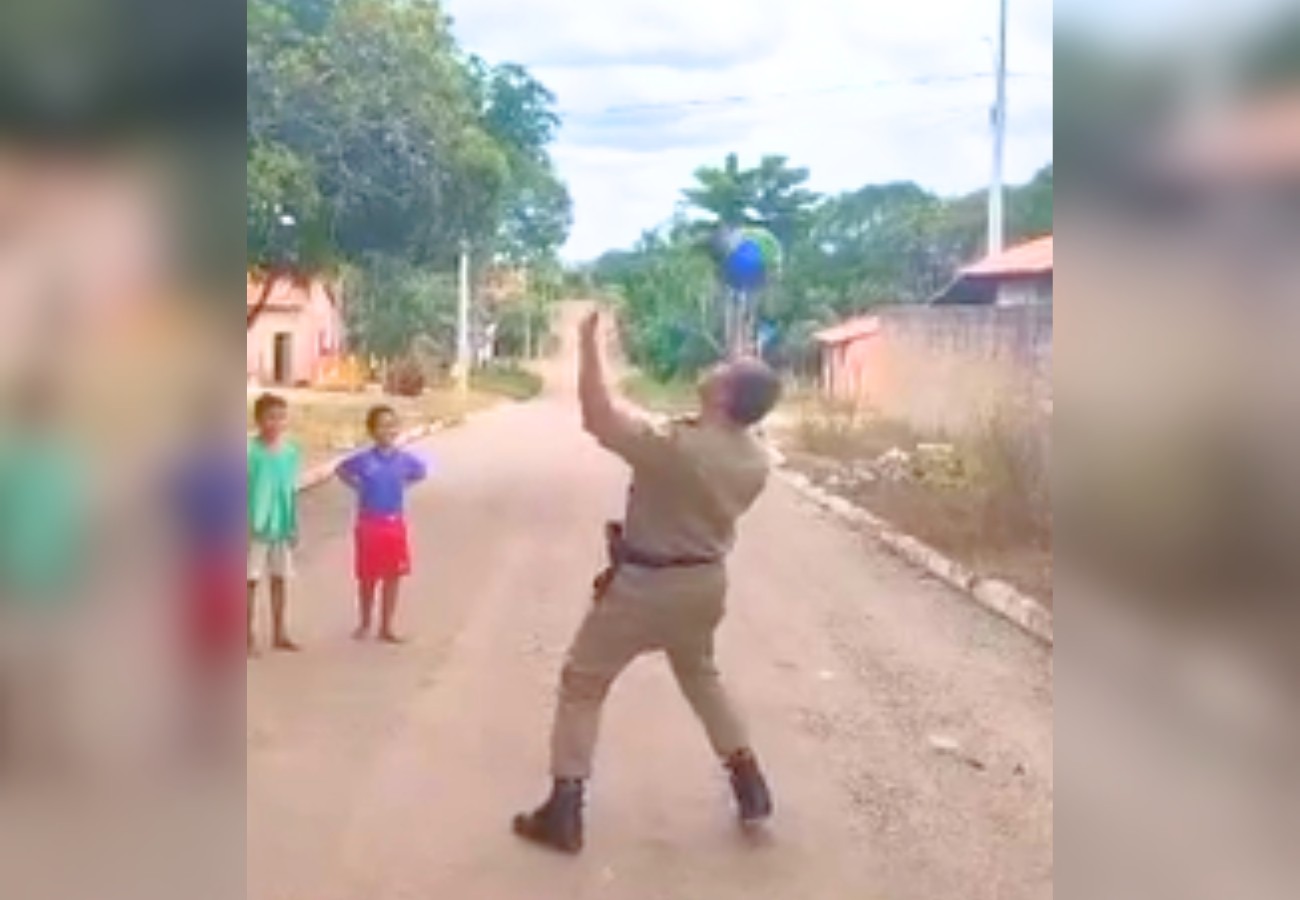 Policial chama atenção na web ao brincar de bola com crianças em rua de cidade no Tocantins; VÍDEO