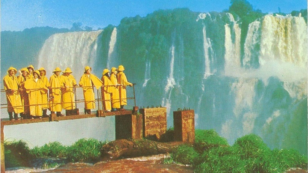 Turista visitando a passarela antes da conclusão do mirante da Garganta do Diabo — Foto: Arquivo Histórico Parque Nacional do Iguaçu