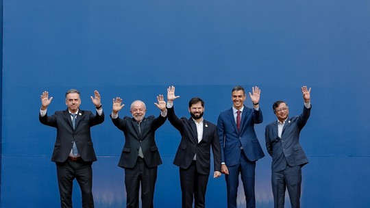 Em cúpula sobre democracia, Lula pede atuação conjunta diante do 'extremismo' que tenta 'reeditar práticas intervencionistas' - Presidente deu declaração durante reunião com líderes do Chile, Colômbia, Espanha e Uruguai. Na ocasião, grupo discutiu a defesa da democracia e o combate à desinformação.
