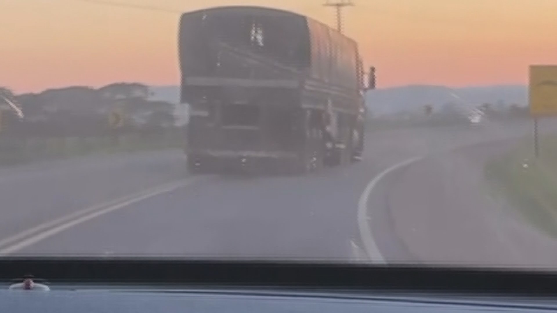 Vídeo mostra caminhoneiro dirigindo em zigue-zague e na contramão em rodovia momentos antes de ser preso no Paraná