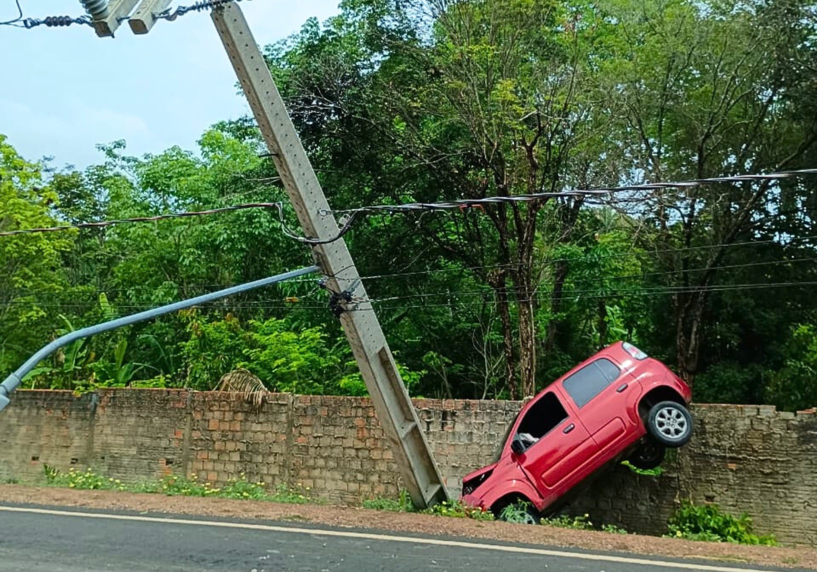 Equatorial Maranhão alerta sobre acidentes de trânsito com postes