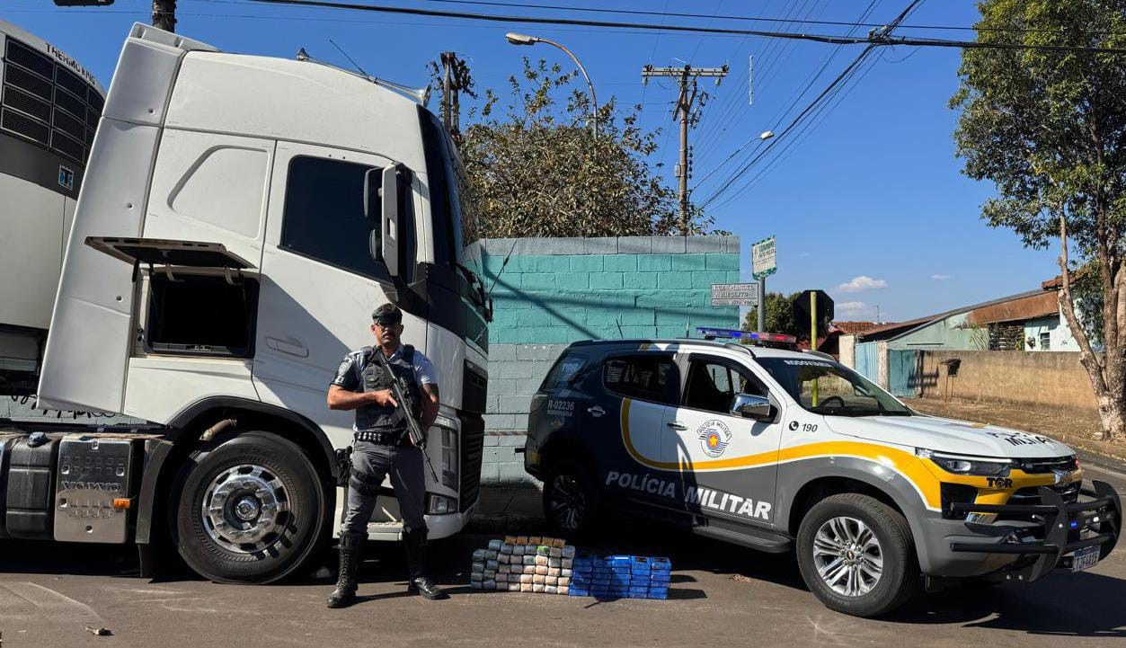 Motorista é preso em flagrante com mais de 50kg de drogas escondidas embaixo de cama na cabine de carreta em Taciba