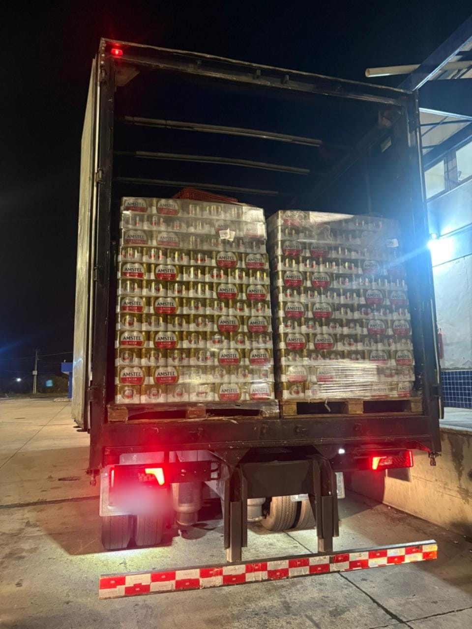 Receita Estadual e 'Operação Foco Divisas' apreendem cerca 72 mil latas de cerveja sem documentação fiscal em Itatiaia