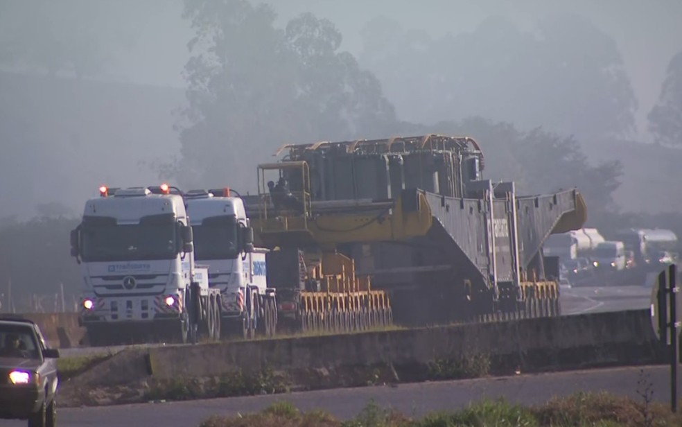 Transporte de carga de transformador elétrico gigante deixa trânsito lento e requer atenção de motoristas na Fernão Dias — Foto: Reprodução EPTV