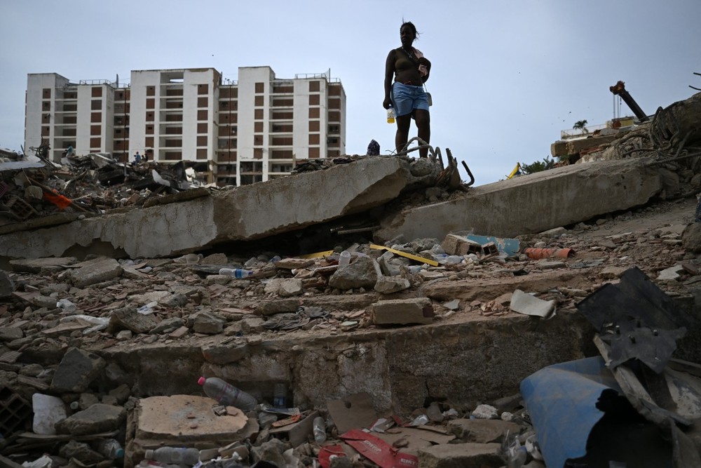 Famílias escavam escombros por conta própria após terremotos causarem milhares de mortes na Venezuela