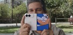 Na hora de fotografar, a tela externa do iPhone Duo pode mostrar animações para causar sorrisos. — Foto: Reprodução