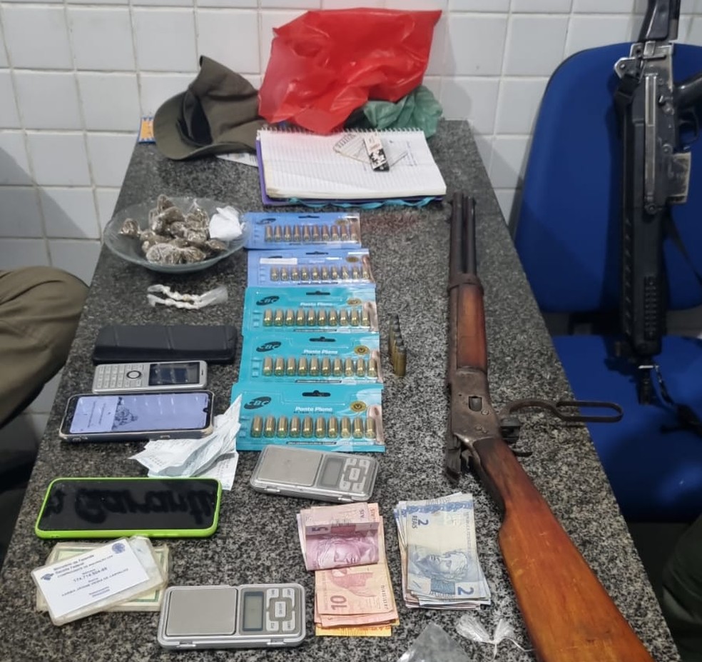 Polícia Militar apreendeu armas, munições e dinheiro com os traficantes presos no município de Itamaracá. — Foto: Reprodução/WhatsApp