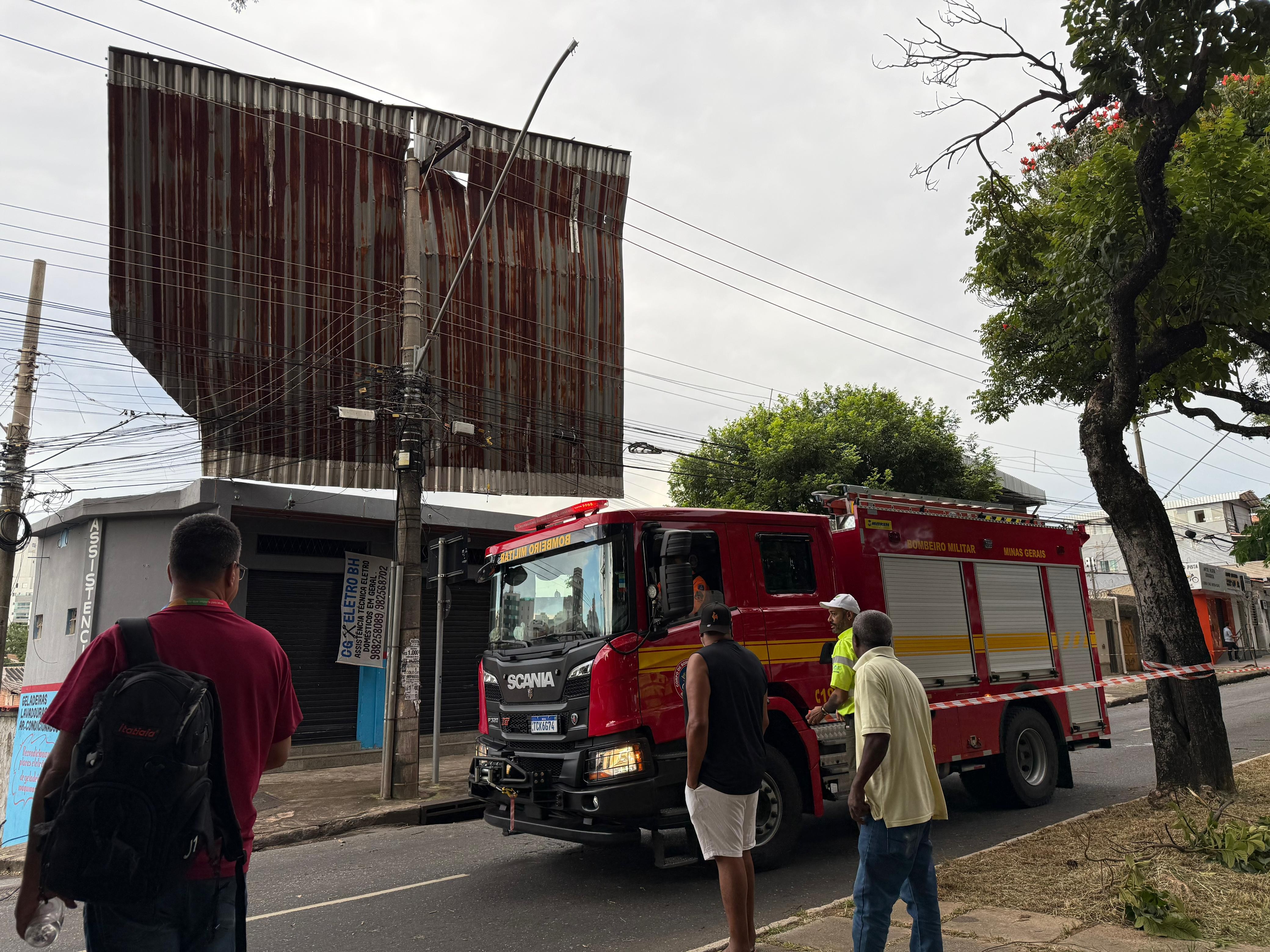 Telhados 'voam' durante vendaval em Belo Horizonte; veja fotos