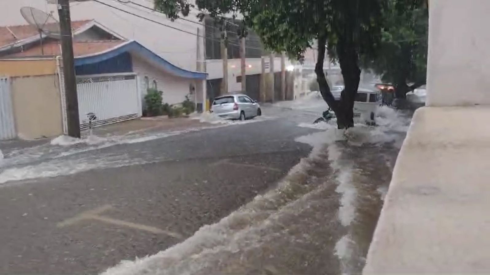 Após alerta da defesa civil, chuva provoca alagamentos em Piracicaba neste domingo