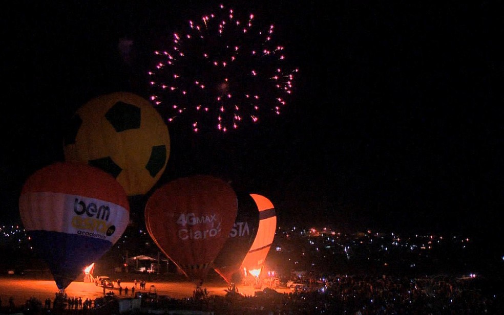 À noite, o Night Glow encanta os visitantes com balões iluminados e fogos de artifício — Foto: Reprodução/RBS TV