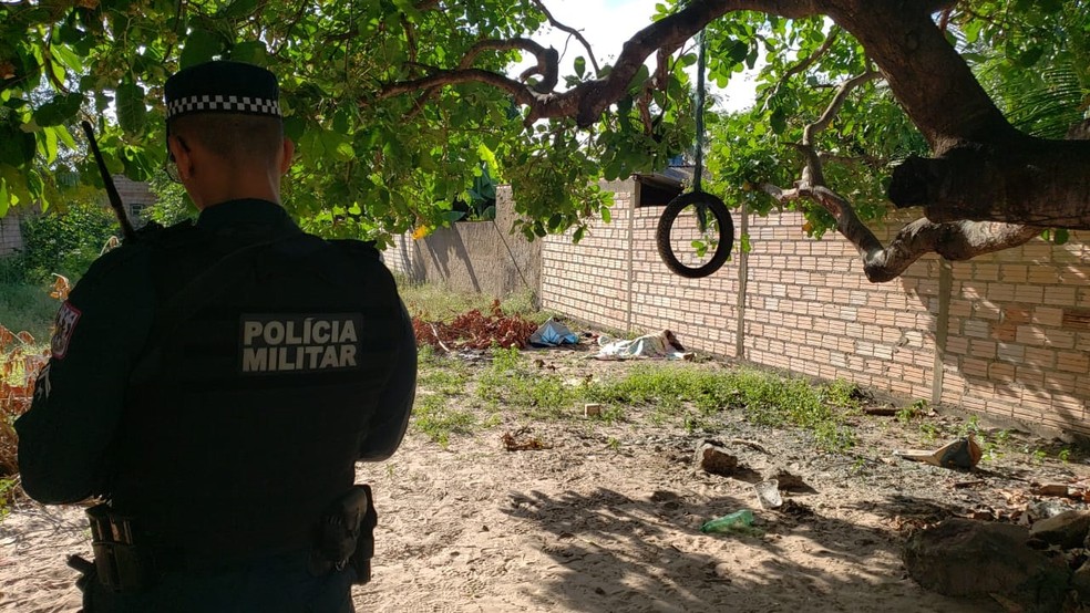 Vítima foi encontrada sem roupas em terreno baldio, no Maracanã — Foto: Zé Rodrigues/TV Tapajós