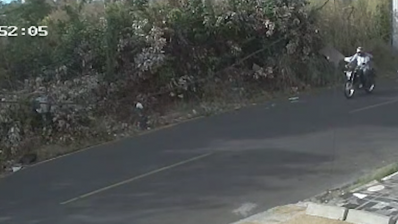 VÍDEO: Motociclista se enrosca em fio solto, cai e quase é atropelado na Zona Leste de Teresina