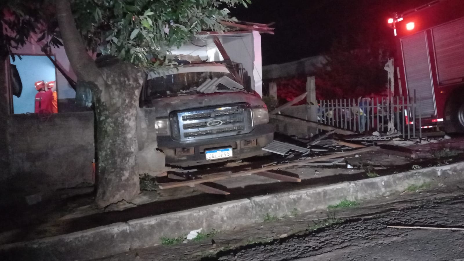 Duas mulheres morrem após carro invadir casa de ré em MT