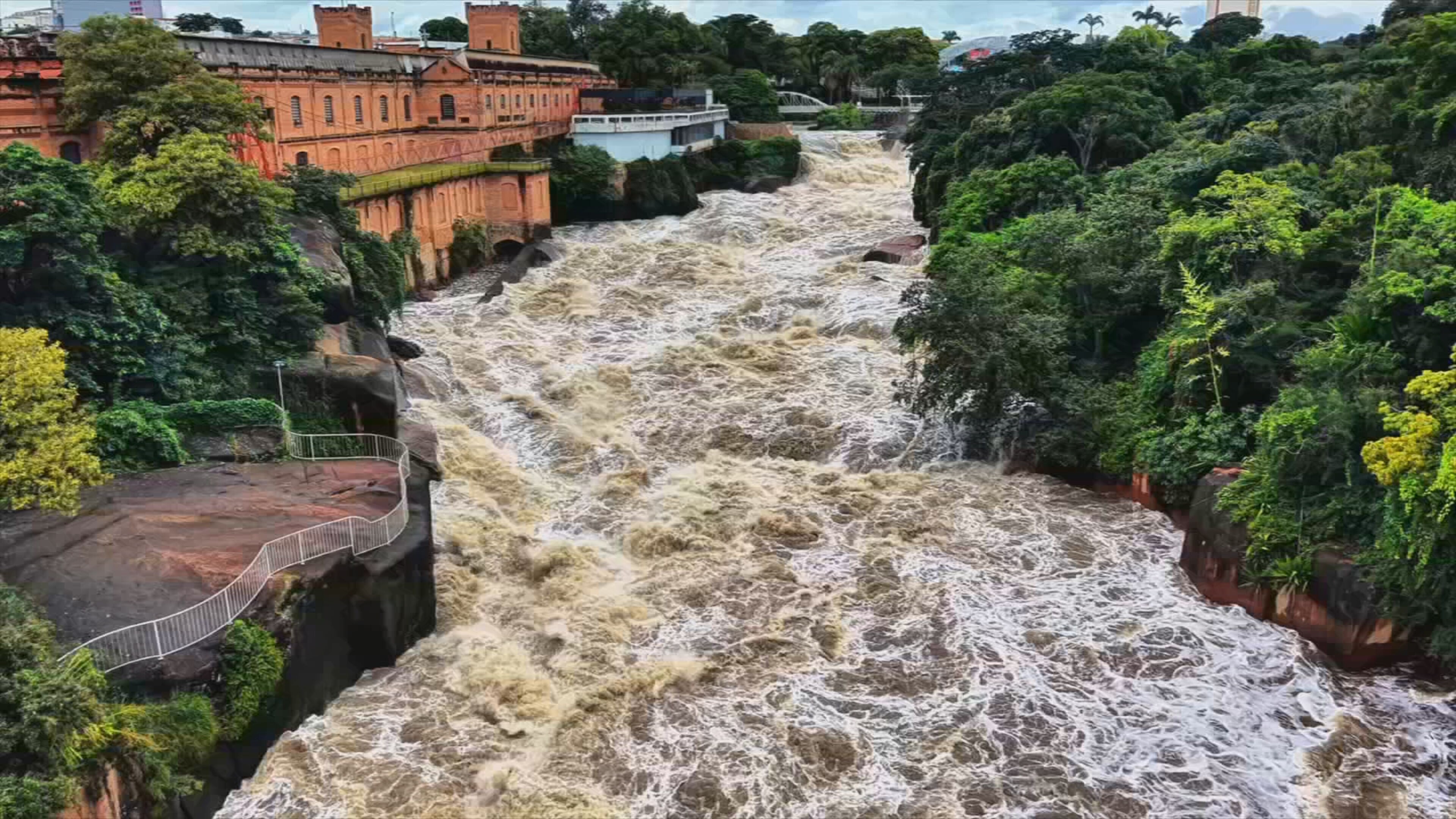 Imagens de drone mostram rio Tietê cheio após chuvas no interior de SP