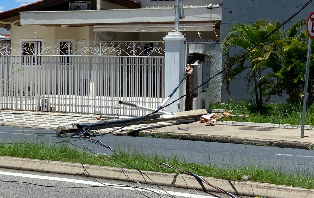 Caminhão enrosca em fios e derruba poste em avenida de Sorocaba