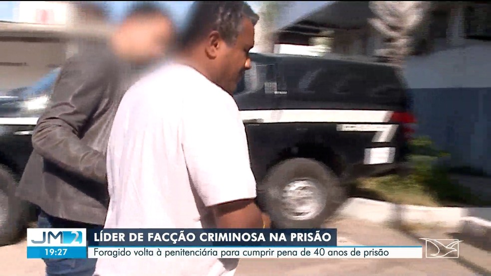O homem apontado pela polícia como um dos chefes da facção Comando Vermelho no Maranhão chegou, na tarde desta sexta-feira (31), à Superintendência de Investigações Criminais (seic), em São Luís. — Foto: Reprodução/ TV Mirante