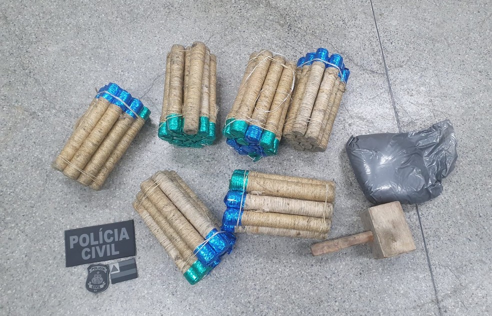 Espadas foram apreendidas em Senhor do Bonfim, no norte baiano — Foto: Ascom/PC-BA