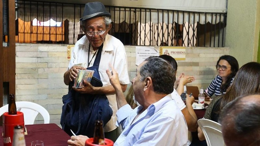 Babau do Pandeiro vendia os próprios CDs em bares e restaurantes de Fortaleza — Foto: JL Rosa/SVM