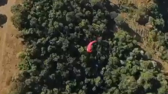 Vídeo mostra momento da queda de piloto de parapente que morreu no interior de SP