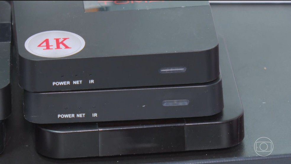 Mais de 500 TV boxes irregulares foram apreendidos em operação na cidade de São Paulo, em novembro de 2024 — Foto: Reprodução/TV Globo