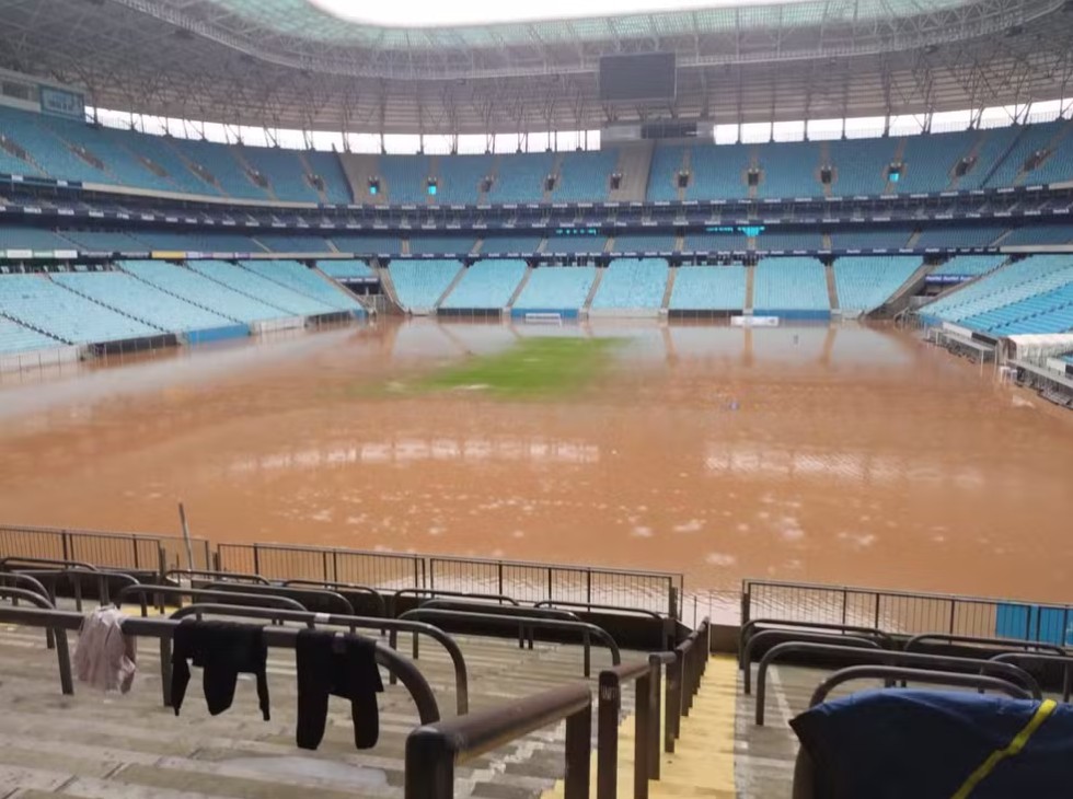 Gramado da Arena do Grêmio inunda após cheias em Porto Alegre