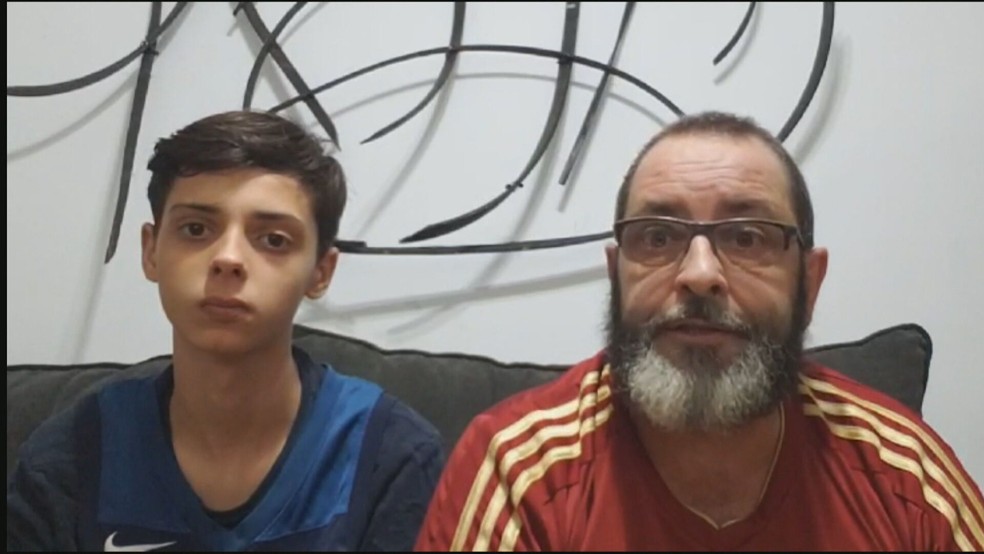 Pai e filho contam que documento do adolescente foi levado por torcedores do Flamengo quando ele ia fazer a prova do Enem — Foto: Reprodução/ TV Globo