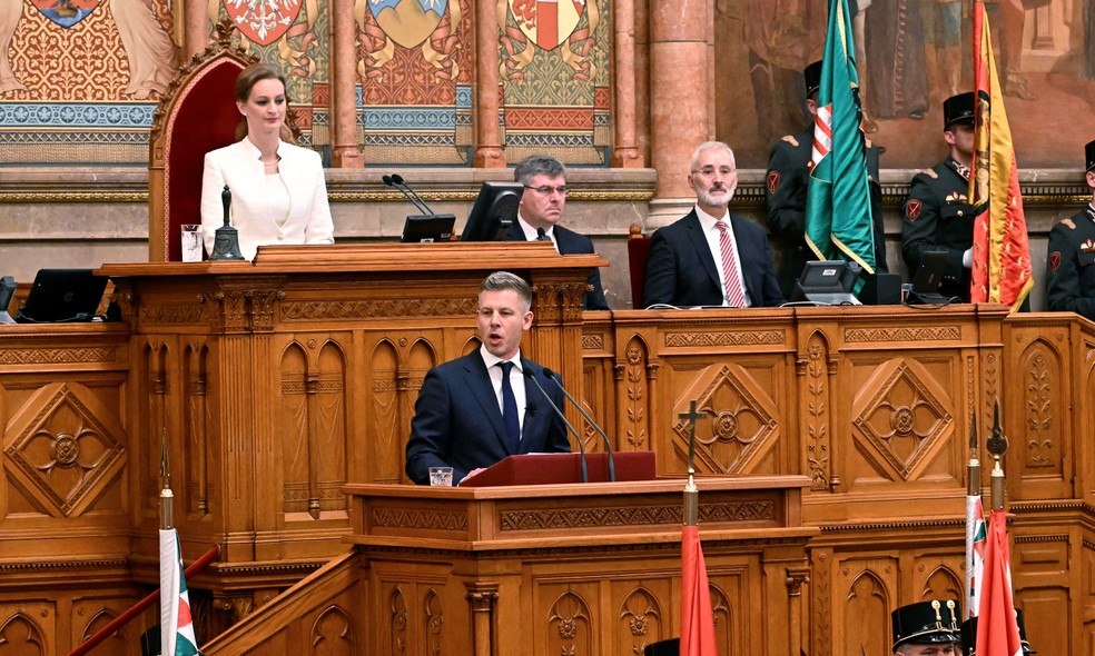 Primeiro-ministro da Hungria, Peter Magyar, discursa durante sua cerimônia de posse no parlamento húngaro, em Budapeste, em 9 de maio de 2026. — Foto: AFP