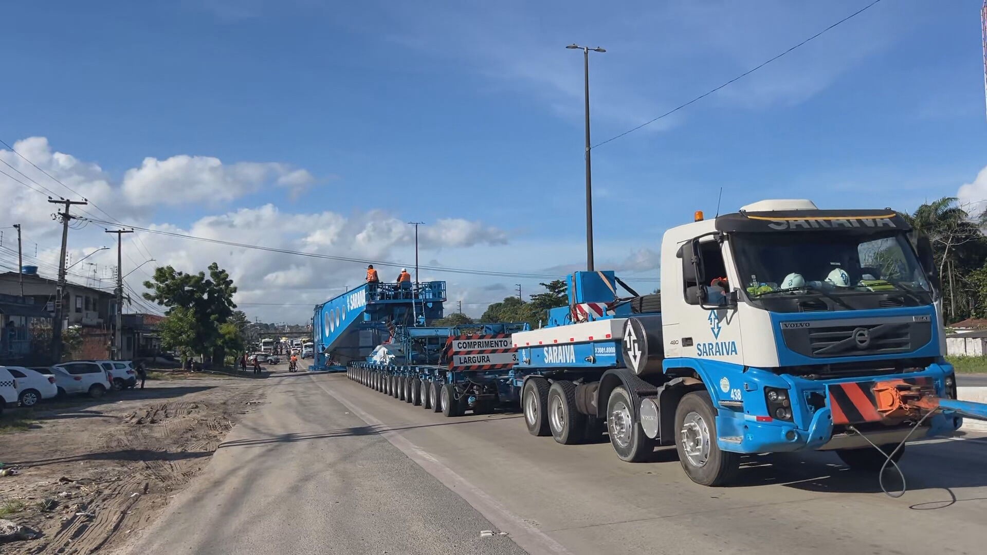 Transporte de transformador gigante é retomado e faz parada por causa do trânsito na BR-101; VÍDEO