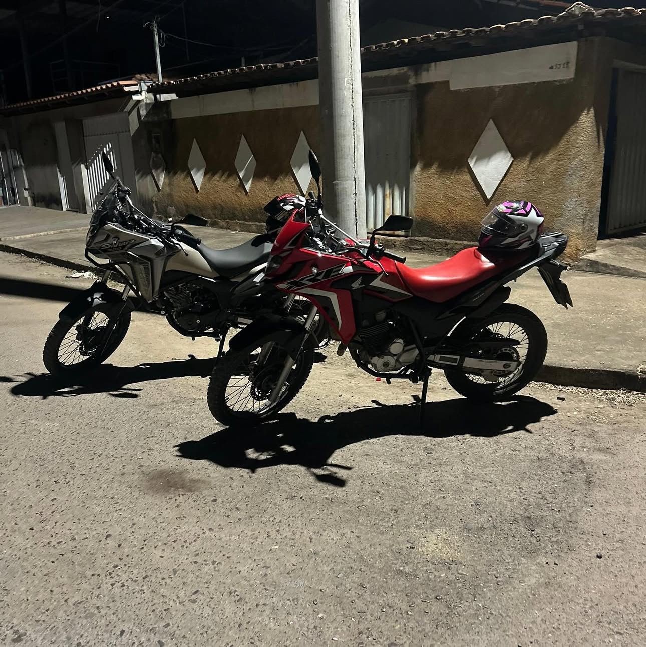 Três são presos após PM apreender motos clonadas, espingardas e munições em Pirapora