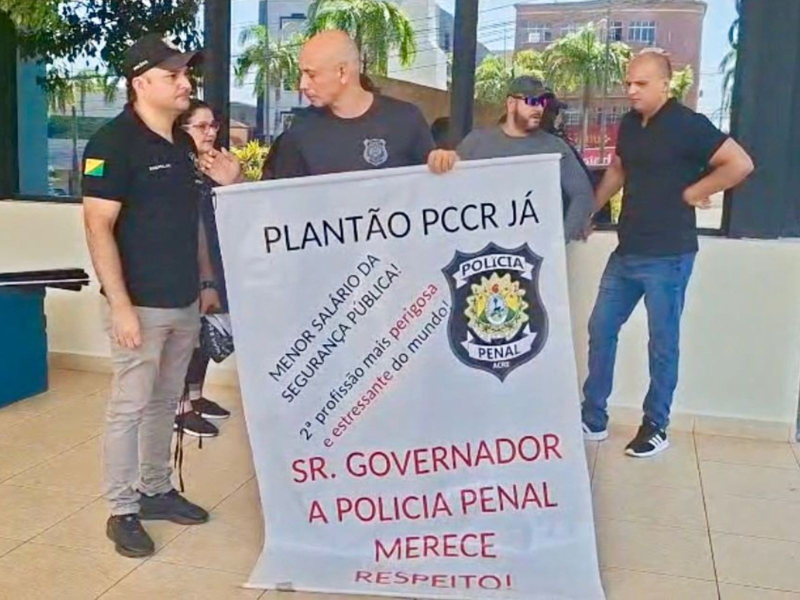 Policiais penais cobram melhores condições de trabalho e valorização da categoria durante protesto no AC
