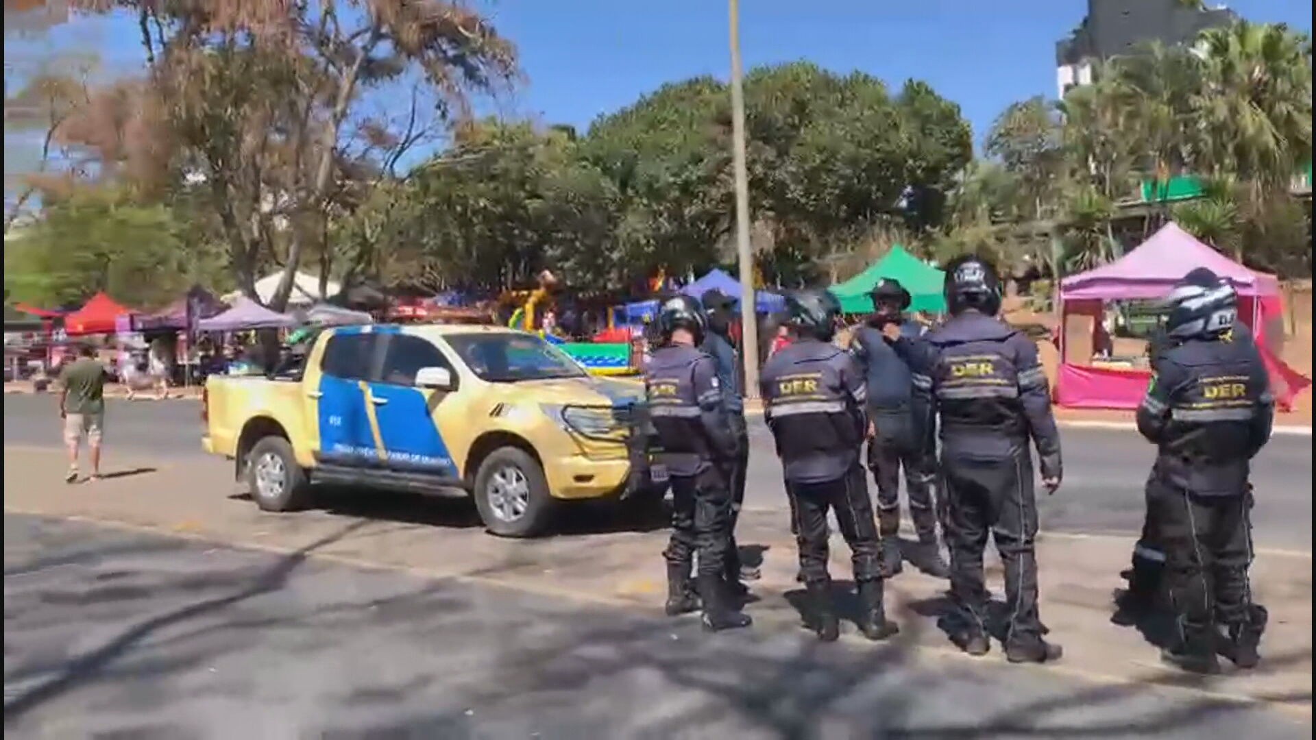 Fiscalização retira vendedores ambulantes do Eixão do Lazer, em Brasília