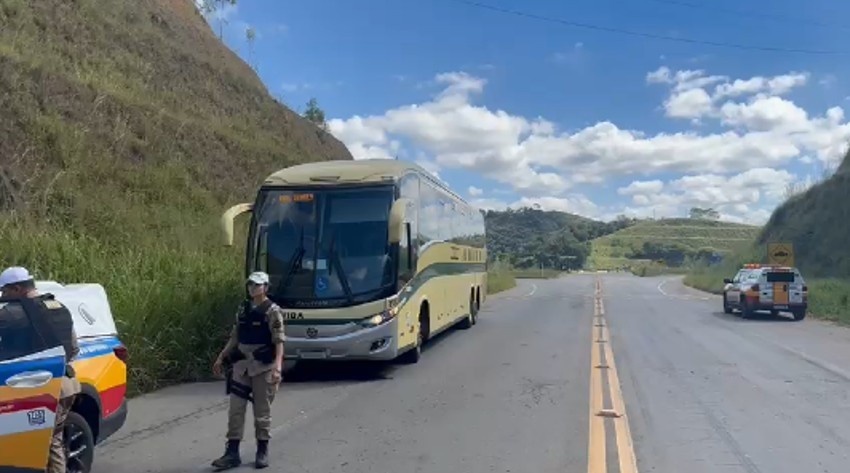 Três passageiros de ônibus são presos  com cocaína, maconha e arma vindas do Rio de Janeiro para cidades da Zona da Mata