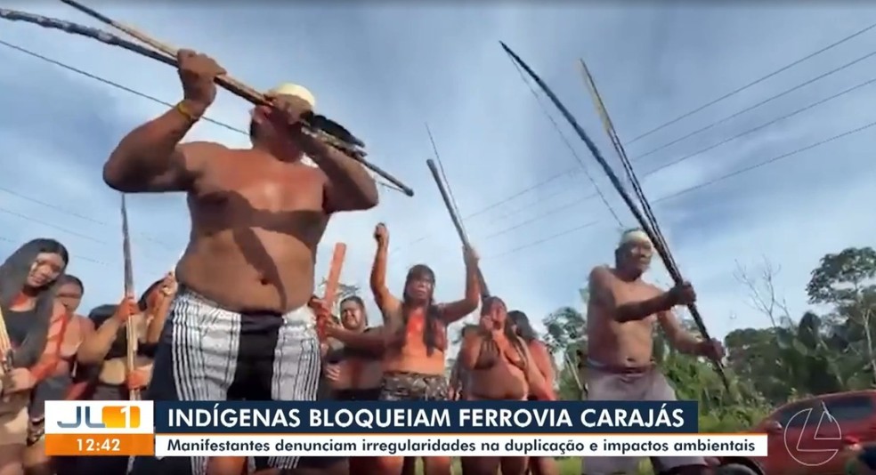 Indígenas bloqueiam ferrovia no sudeste do Pará — Foto: TV Liberal