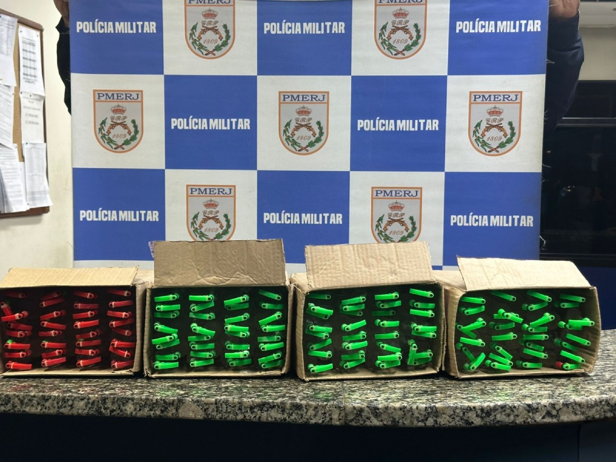 Cerca de 127 frascos de lança-perfume são apreendidos em Barra Mansa; suspeitos fugiram 