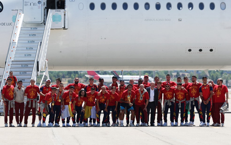Seleção da Espanha desembarca em Madri — Foto: REUTERS
