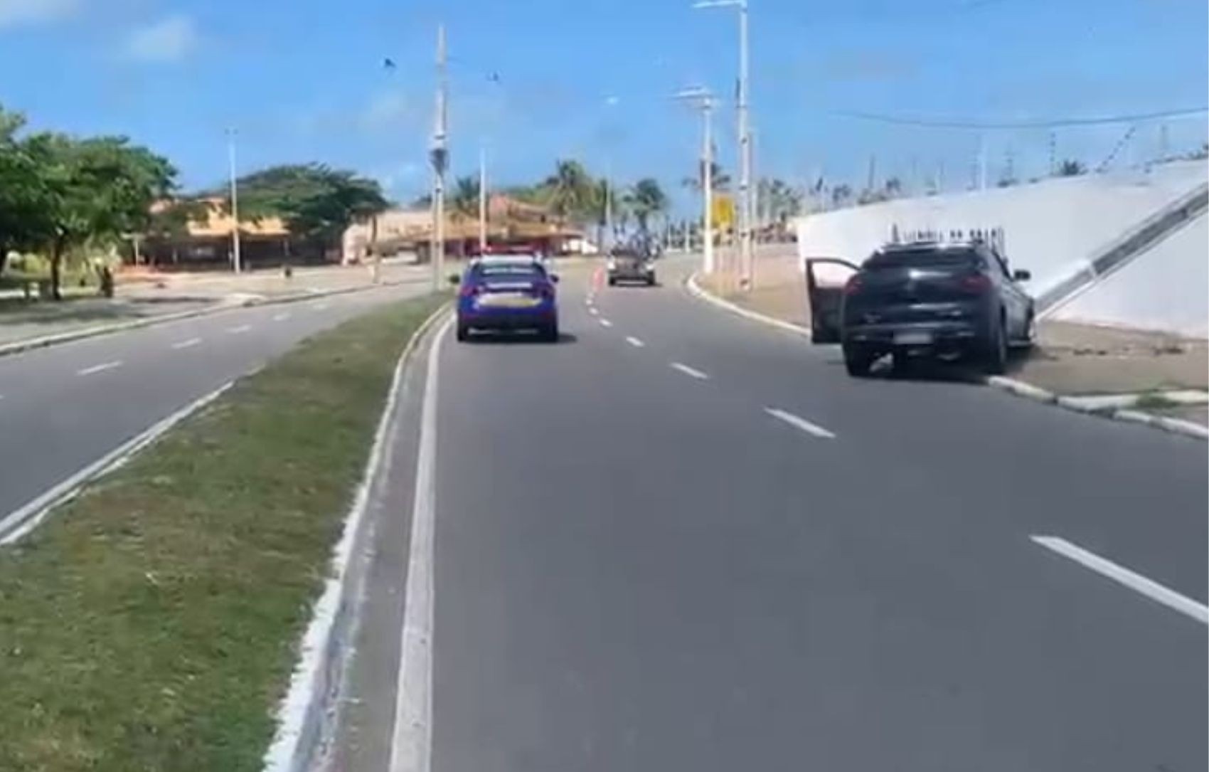 Motorista de 72 anos sofre mal súbito, perde o controle da direção e bate em poste em Aracaju