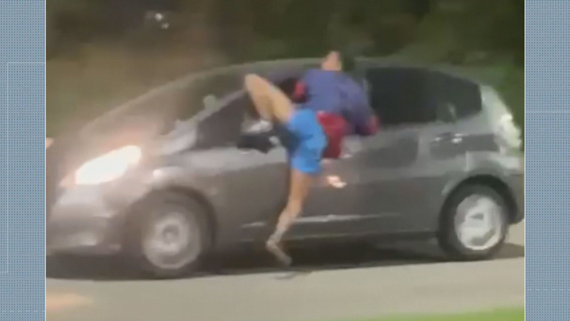 Vídeo mostra homem pendurado na janela de carro em movimento no Rio