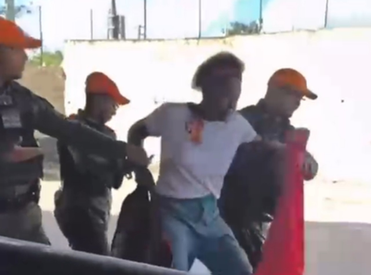 Tumulto em ônibus no Recife acaba com passageira presa em flagrante por desacato e desobediência