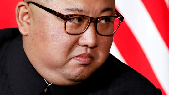 Navio de guerra da Coreia do Norte sofre acidente durante lançamento e irrita Kim Jong-un: 'Inaceitável' - Agência estatal afirmou que incidente 'abalou a dignidade e o orgulho do país'. Líder supremo advertiu autoridades envolvidas no projeto e prometeu responsabilizá-las.