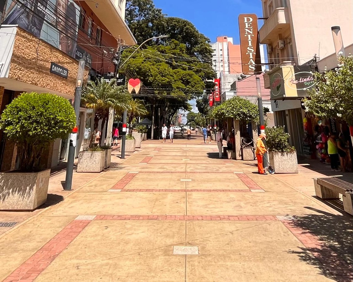 Por causa do feriado em comemoração ao 107º aniversário de Presidente ...
