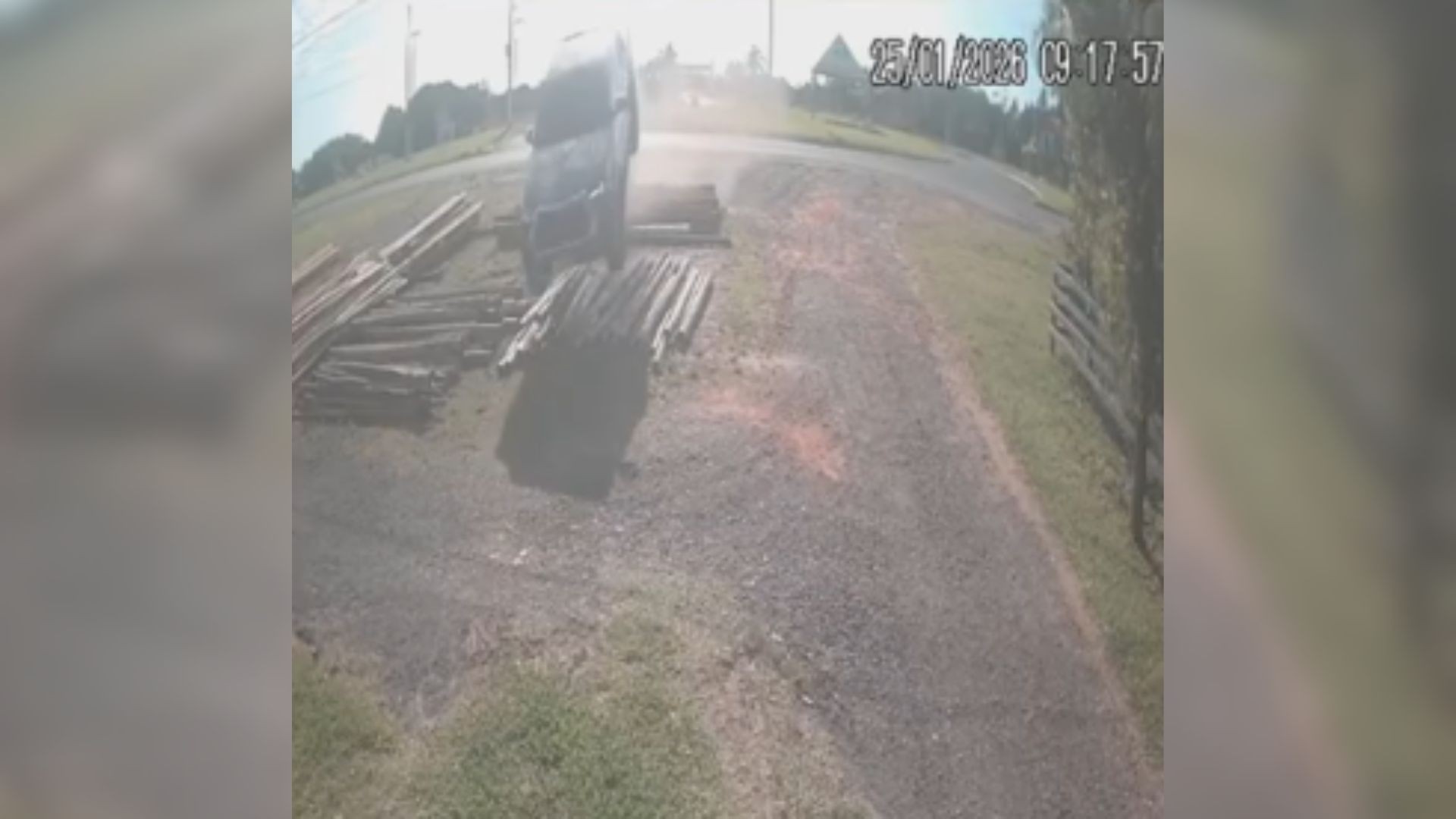 Caminhonete desgovernada invade comércio e capota em estrada no litoral do RS; VÍDEO