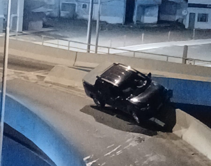 Carro fica pendurado em viaduto após idoso passar mal em Barra Mansa