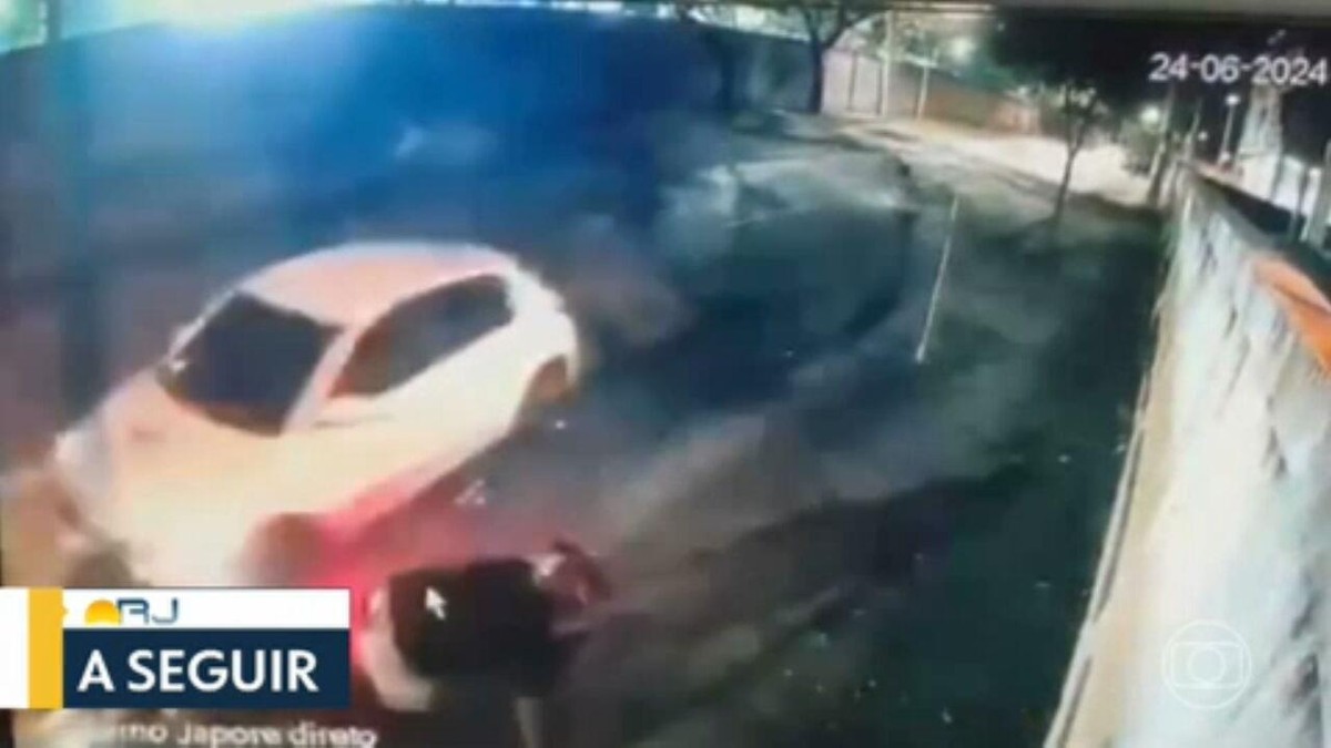 VÍDEO: motorista reage a tentativa de assalto e joga carro em cima de bandidos em Vila Valqueire
