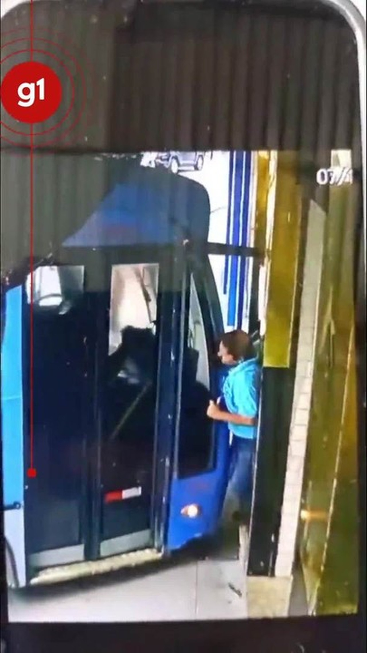 VÍDEO: homem é prensado por ônibus e sai ileso em MG