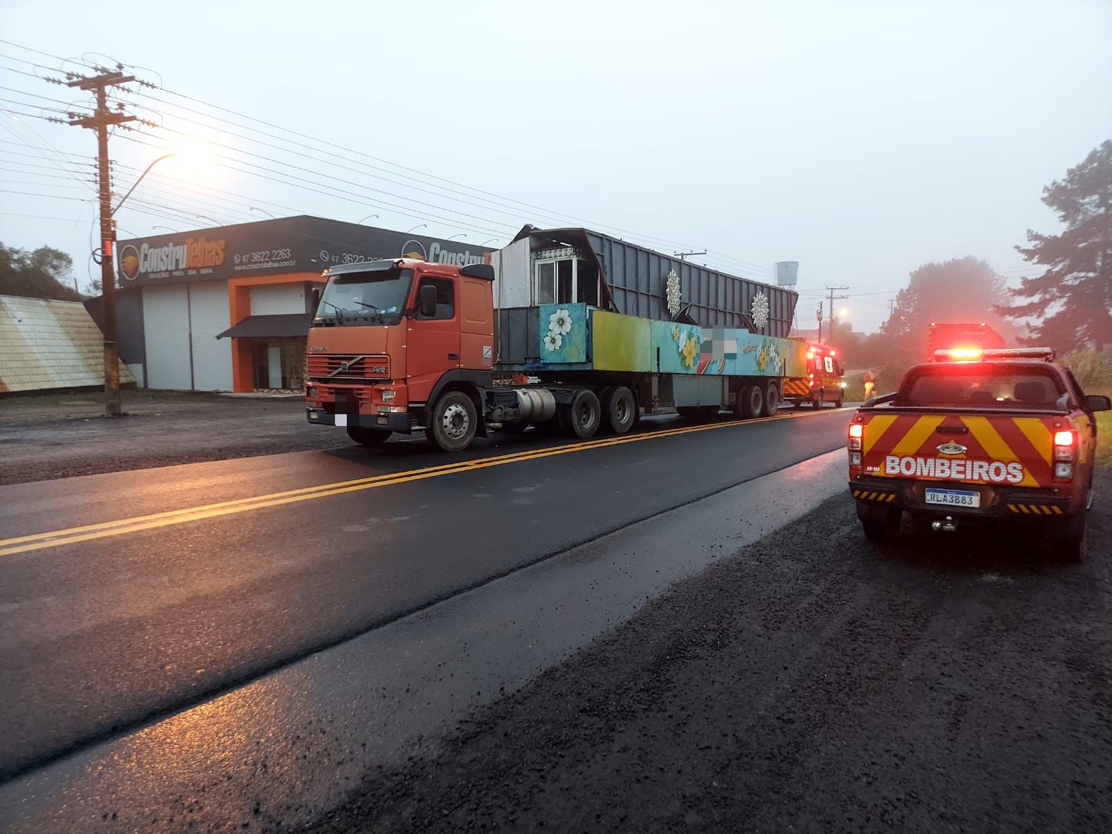 Motociclista morre após bater na traseira de caminhão na BR-280