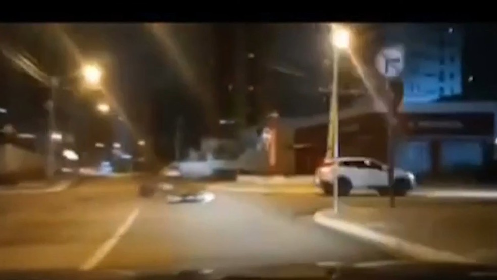 Detalhe de vídeo mostra que o veículo branco cruza a avenida na contramão — Foto: TV Cabo Branco/Reprodução