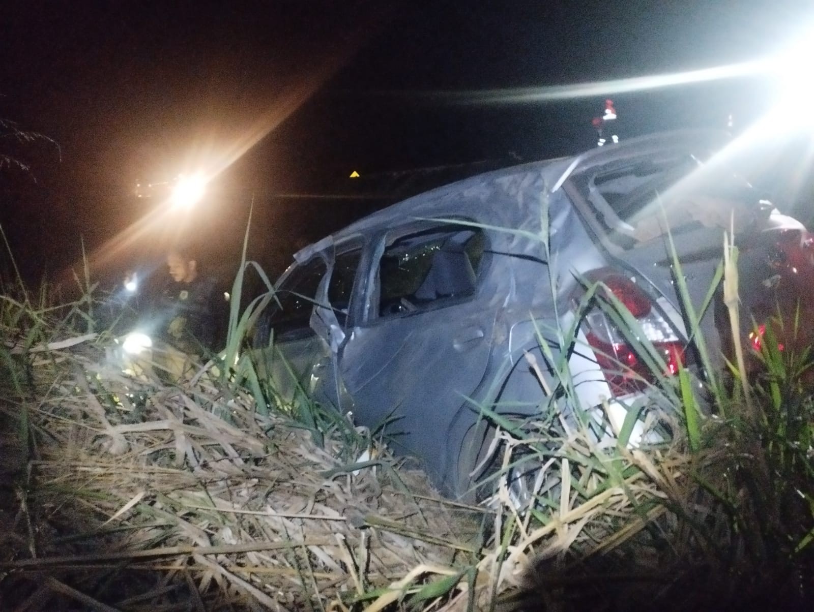 Família fica ferida após motorista tentar ultrapassar caminhão e carro cair em barranco na BR-116 